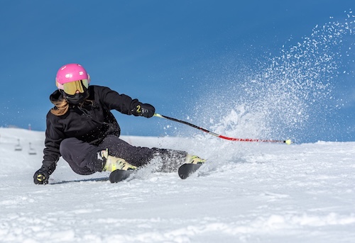 Skiing with snow spray